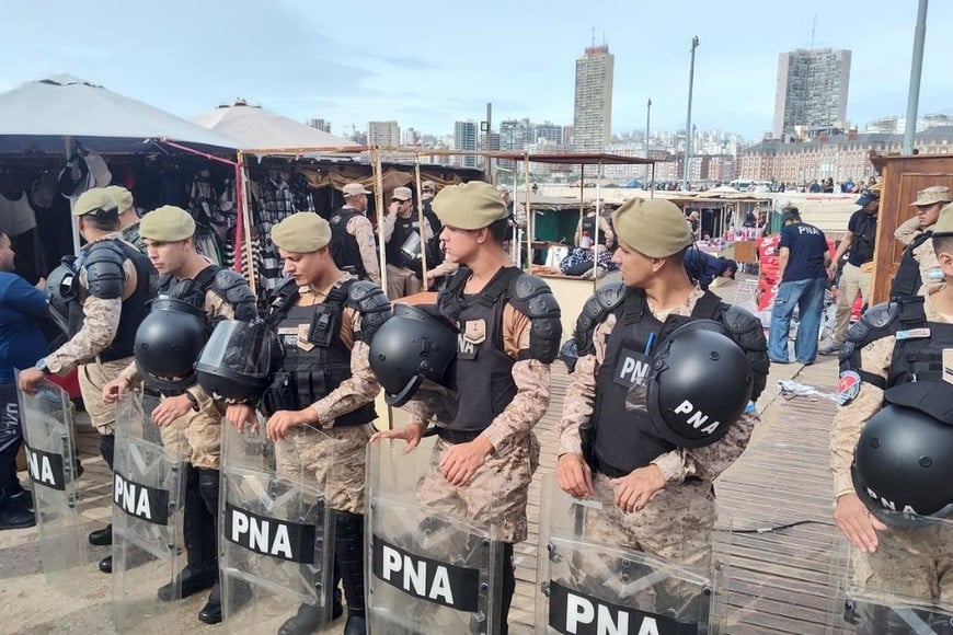 El operativo se desplegó en la Rambla, junto a Playa Popular, donde funcionaba la feria conocida como “La Saladita de la Bristol”.