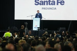Previo al comienzo, se realizó un acto inaugural en el cual Pullaro dio la bienvenida “a la subasta de bienes más grande de la Argentina”. Foto: Provincia