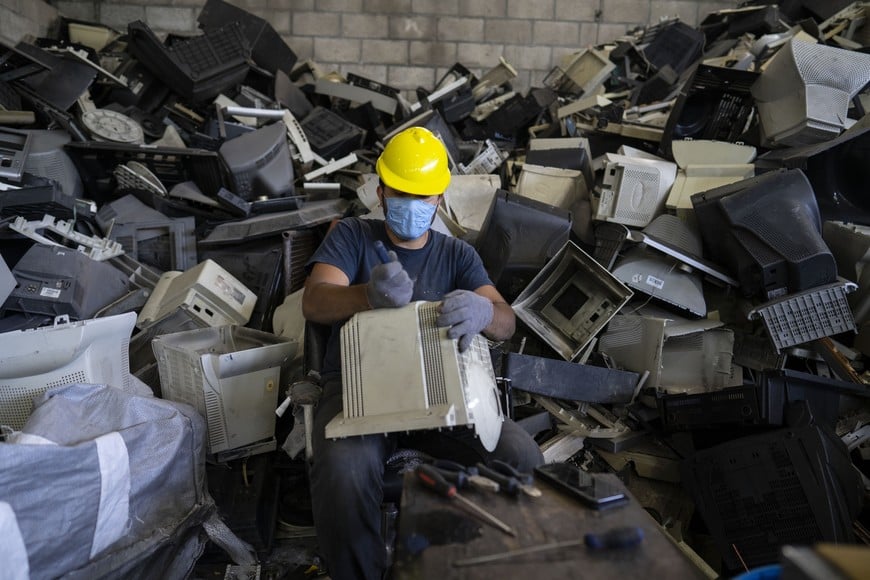 (211126) -- BUENOS AIRES, 26 noviembre, 2021 (Xinhua) -- Un trabajador retira etiquetas de la carcasa de un monitor en la planta de operaciones de Basura Cero perteneciente a la Asociación Civil Basura Cero, en la ciudad de Buenos Aires, Argentina, el 26 de noviembre de 2021. Una asociación de Argentina promueve la conciencia sustentable e impulsa el compromiso con el medio ambiente a través de la recuperación y el reciclado de aparatos eléctricos y electrónicos, mientras impulsa la inclusión social al generar puestos de trabajo y dar un oficio a personas que integran grupos excluidos. (Xinhua/Martín Zabala) (mz) (da) (ra) (vf)