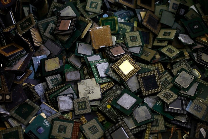 japon planta de reciclaje de material electronico cpu microprocesadores reciclado basura electronica

CPU chips are seen at a recycling facility of Re-Tem Corp in Tokyo October 15, 2010. Re-Tem Corp researches and develops the recycling of rare earth metals vital to the production of electronics. Japanese high-tech companies face higher input costs for rare earth metals as dominant supplier China curbs exports. REUTERS/Toru Hanai (JAPAN - Tags: BUSINESS ENVIRONMENT) japon tokio  japon planta de reciclaje de material electronico cpu microprocesadores