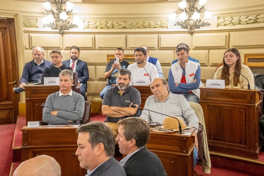 El drama de los trabajadores de Lácteos Verónica y de las comunidades directamente afectadas, pero también el objetivo de recuperar la producción, fueron los ejes de la amplia reunión convocada por el Senado de Santa Fe.  Foto: Senado de Santa Fe