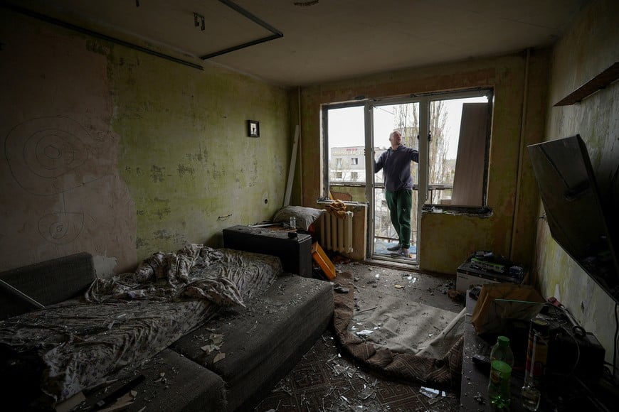 Resident Viktor Sviatiuk, 32, removes debris in his apartment damaged during Russian missile and drone strikes, amid Russia's attack on Ukraine, in Kyiv, Ukraine April 16, 2026. REUTERS/Anna Voitenko