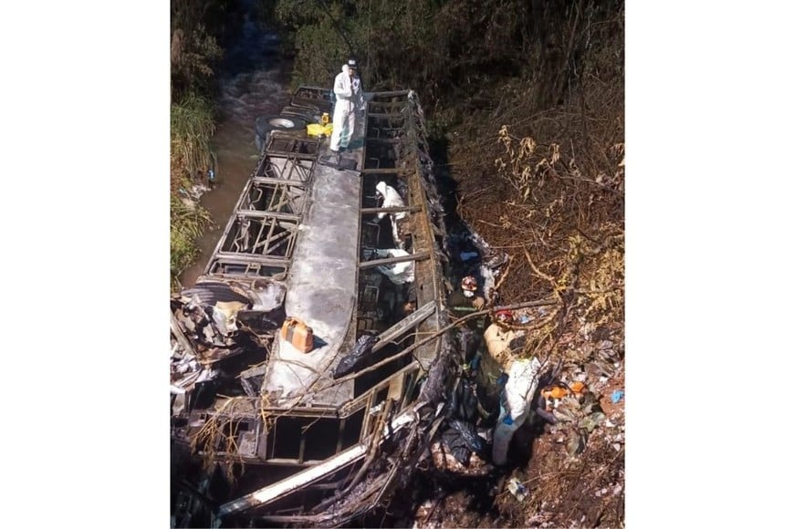 Cuando los bomberos llegaron al lugar, la unidad ya estaba envuelta en llamas y el operativo de rescate se volvió más complejo.