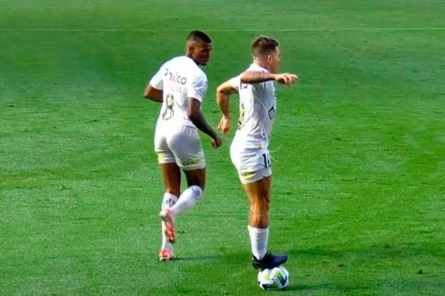 El venezolano Soteldo lo hizo en el fútbol brasileño.