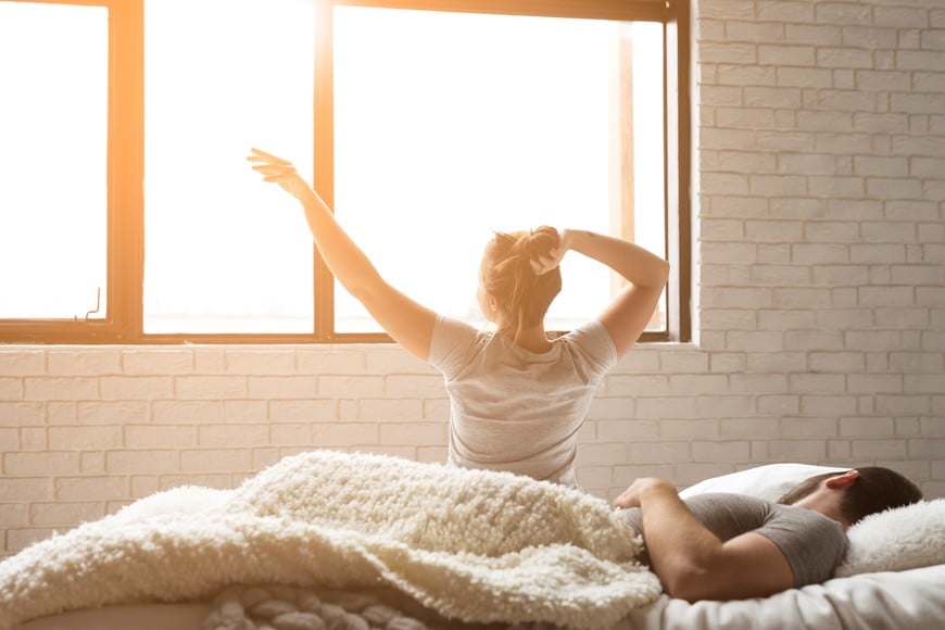 Uno de los hábitos más recomendados es la exposición a la luz solar apenas nos levantamos.