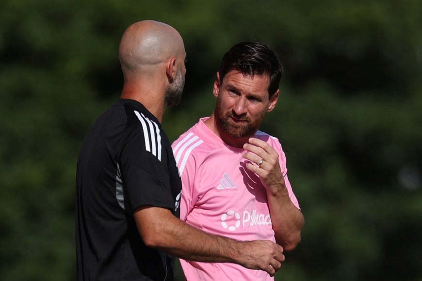 Soccer Football - FIFA Club World Cup - Inter Miami CF Training - Inter Miami CF Training Centre, Fort Lauderdale, Florida, U.S. - June 22, 2025
Inter Miami CF's Lionel Messi with coach Javier Mascherano during training REUTERS/Hannah Mckay