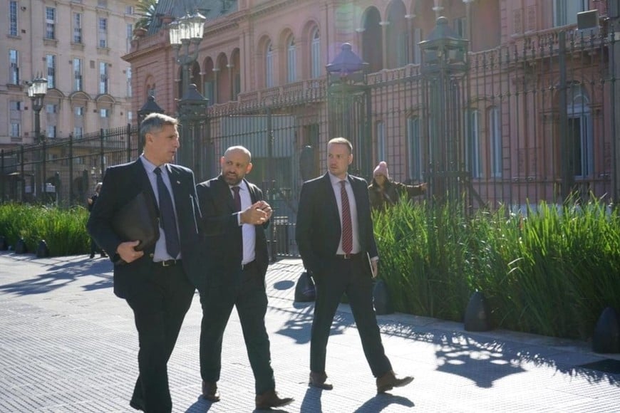 Mayo de 2024. Los ministros de Obras Públicas, Lisandro Enrico; de Economía, Pablo Olivares; y de la Producción, Gustavo Puccini, en una de la docena de gestiones de Sana Fe ante las autoridades nacionales para que se transfieran a la provincia las rutas que la Nación no repara.