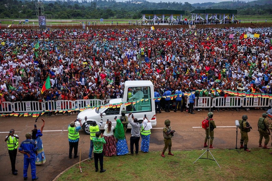 Pope Leo XIV arrives to hold a holy Mass for peace and justice at Bamenda airport in Bamenda, Cameroon, April 16, 2026. REUTERS/Guglielmo Mangiapane     TPX IMAGES OF THE DAY