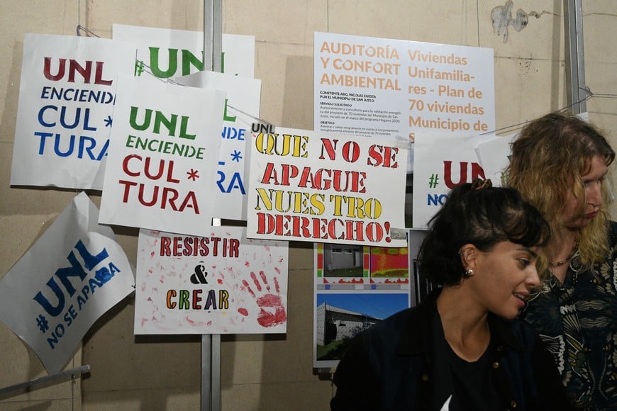 Este miércoles se realizó la movida bajo la consigna "La universidad no se apaga". Foto: Manuel Fabatía