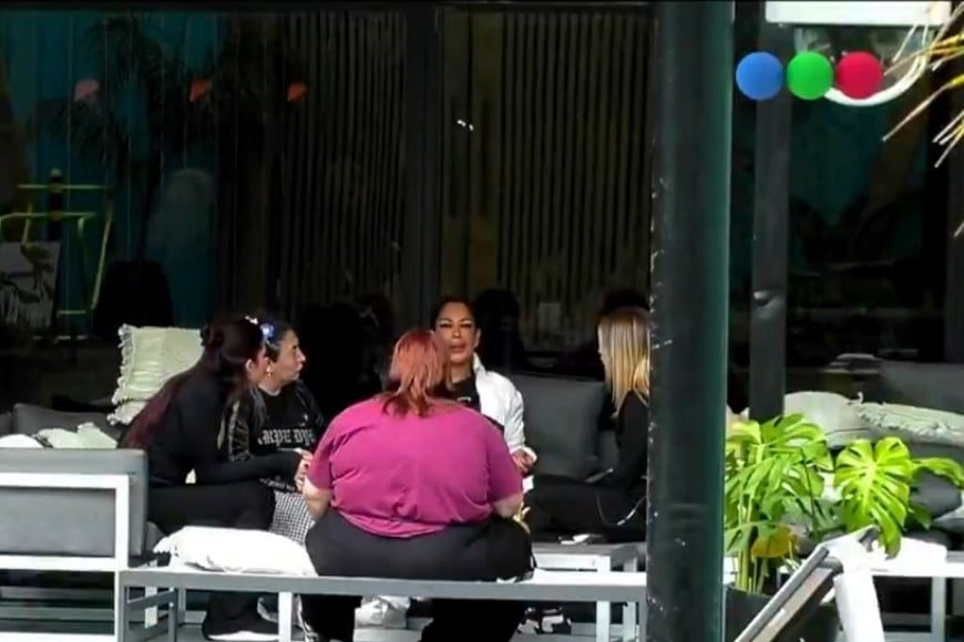 En el patio, la Maciel habló con sus compañeras