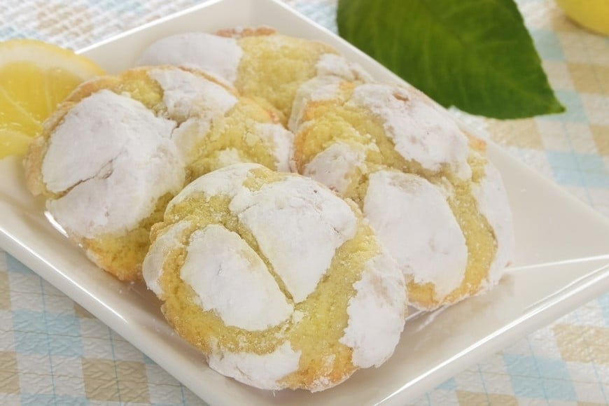 Su aspecto “craquelado”, se logra durante la cocción cuando la superficie se abre formando pequeñas grietas.