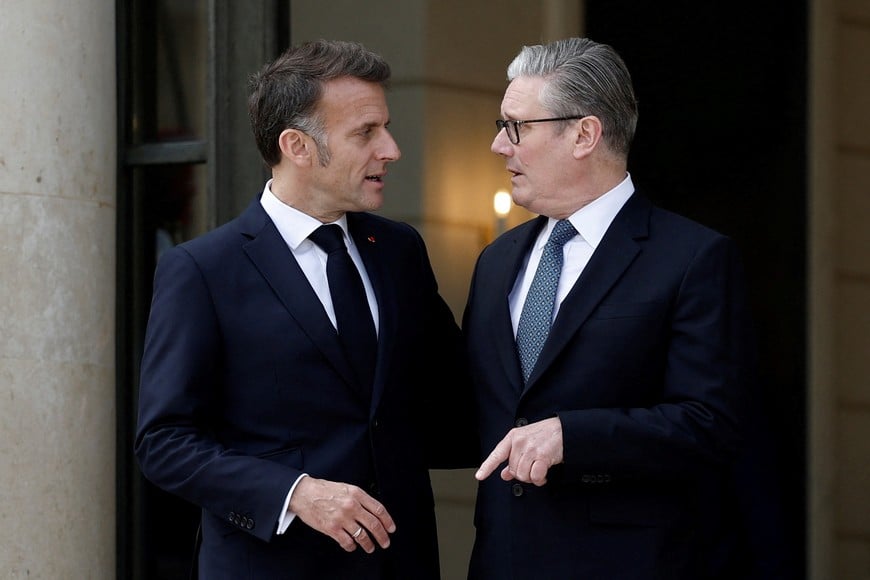 French President Emmanuel Macron welcomes Britain's Prime Minister Keir Starmer for a lunch meeting at the Elysee Palace before a video conference meeting of around 40 countries that are willing to contribute to the defensive multilateral mission to restore freedom of navigation in the Strait of Hormuz when security conditions permit, in Paris, France, April 17, 2026. REUTERS/Benoit Tessier