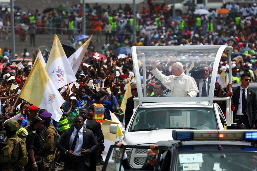 Pope Leo XIV greets people as he arrives to hold a holy Mass near Japoma Stadium in Douala, Cameroon, April 17, 2026. REUTERS/Guglielmo Mangiapane