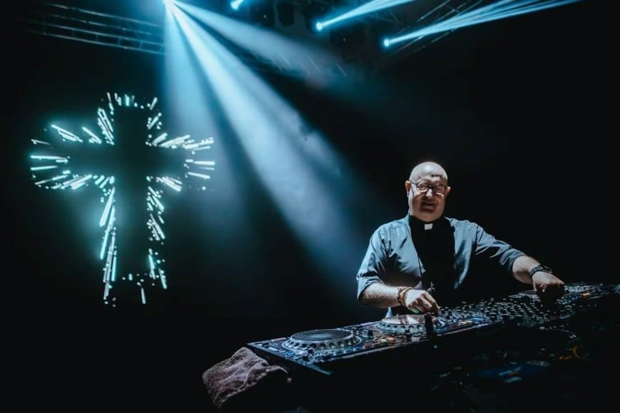 Sacerdote portugués Guilherme Peixoto, conocido internacionalmente como el “cura DJ”, realizará un homenaje al Papa Francisco en Plaza de Mayo