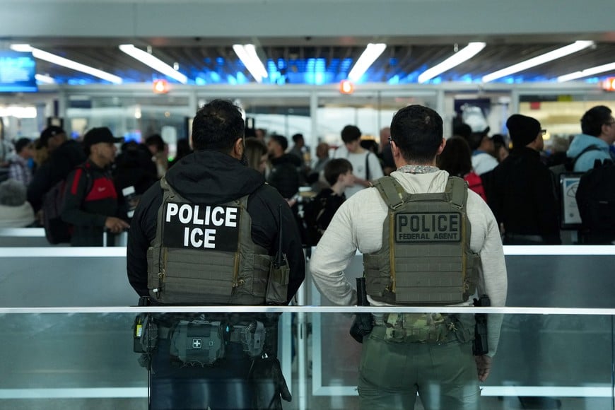 Immigration and Customs Enforcement (ICE) agents patrol at John F. Kennedy International Airport, New York City, U.S. March 23, 2026. Hundreds of Immigration and Customs Enforcement agents were ordered to deploy to airports to help fill TSA staffing gaps across the country.  REUTERS/Adam Gray     TPX IMAGES OF THE DAY