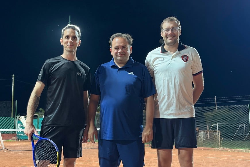 Agustín Roggero, Nolberto Ciafardinni y Lucas Donnet, integrantes de la Subcomisión de Tenis del Club Libertad.