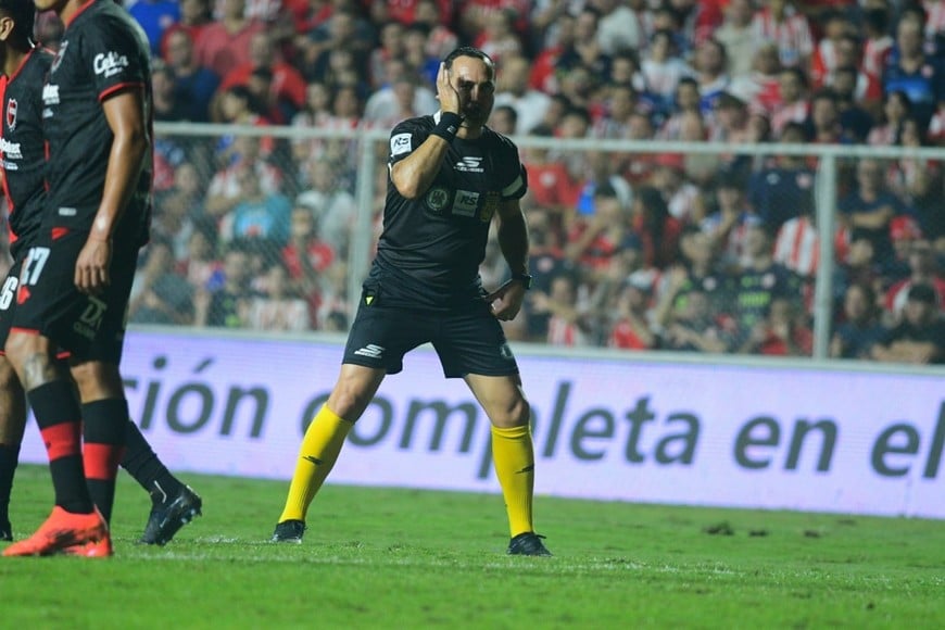 Fernando Espinoza, arbitro. Foto: Manuel Fabatia