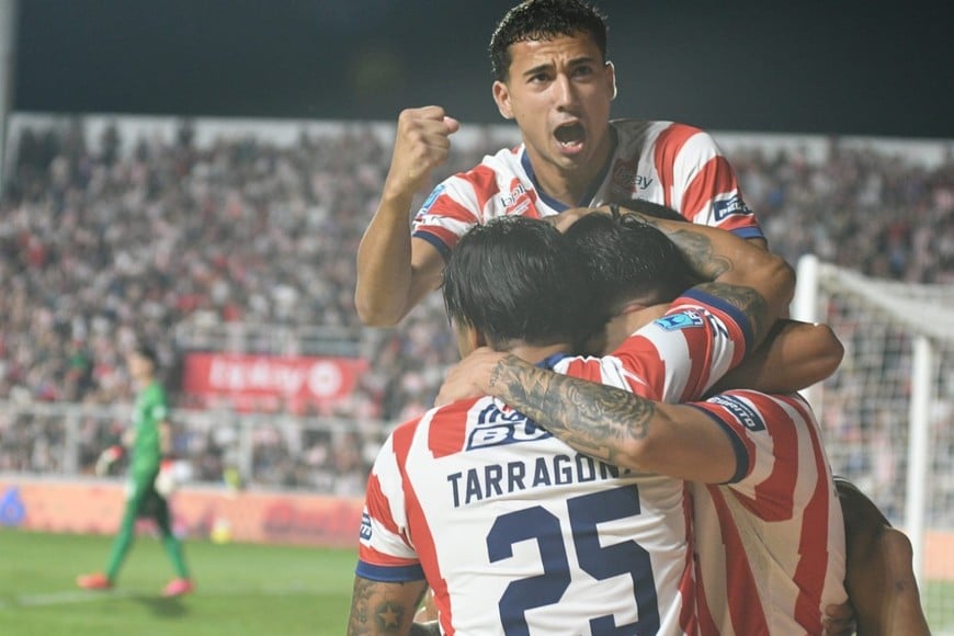 Gol de Estigarribia | Unión-Newell's | Torneo Apertura Fecha 15 | Estadio 15 de Abril. Foto: Manuel Fabatia