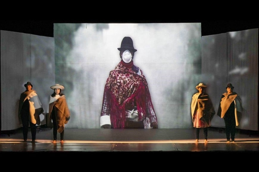 Obra teatral “Dignidad”, del grupo Teatro Azul de Armenia, en el departamento de Quindío, Colombia, con dramaturgia y dirección de Leonardo Echeverri Botina y las actuaciones de Ximena Escobar Mejía, Maria Cristina Restrepo Sierra, Claudia Milena Restrepo Sierra y Natalia Chavarría Téllez.