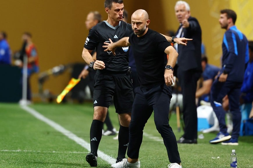 Soccer Football - FIFA Club World Cup - Group A - Inter Miami CF v FC Porto - Mercedes-Benz Stadium, Atlanta, Georgia, U.S. - June 19, 2025
Inter Miami coach Javier Mascherano reacts as the fourth official reacts REUTERS/Kai Pfaffenbach
