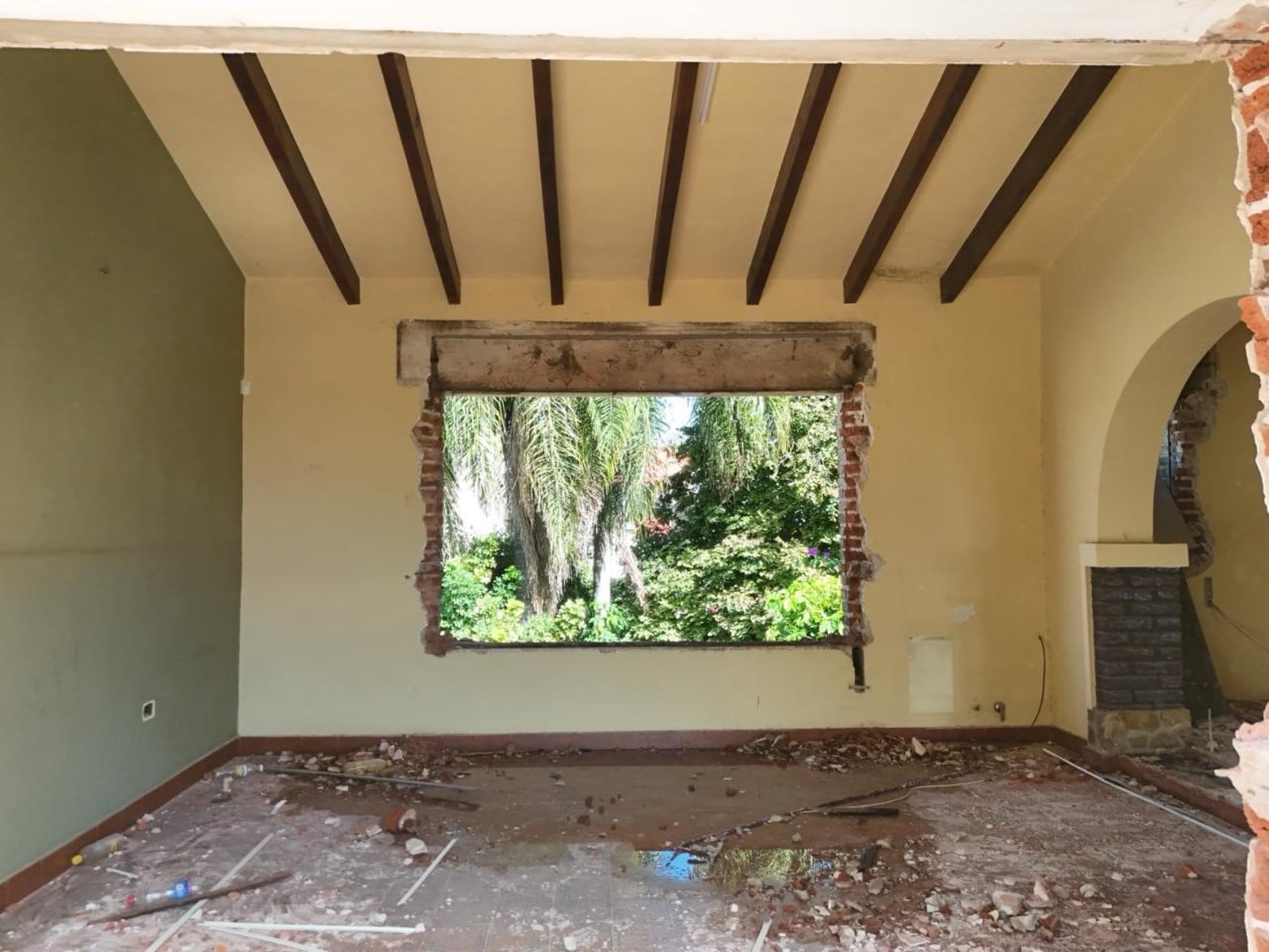 Demuelen una casa en Santo Tomé. Créditos: Fernando Nicola