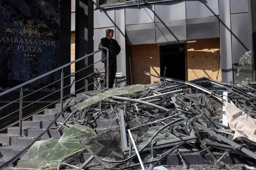 A man stands near a hotel hit by a yesterday's Russian missile and drone strike, amid Russia's attack on Ukraine, in Kyiv, Ukraine April 17, 2026. REUTERS/Anatolii Stepanov