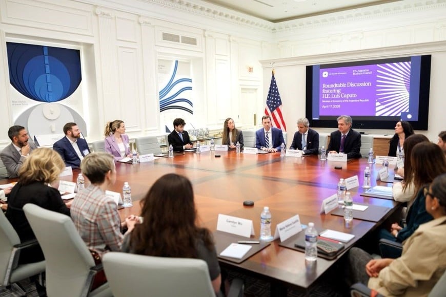 Caputo y DazaA en Washington junto a representantes de empresas estadounidenses de la US Chamber of Commerce.