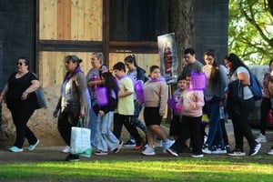 Los fielos este sábado por la Costanera santafesina. Crédito: Guillermo Di Salvatore