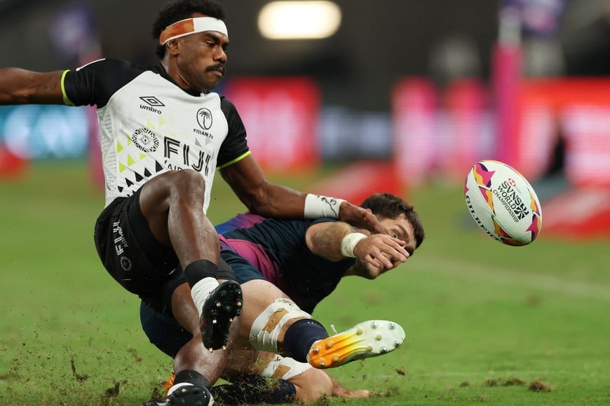 Rugby Union - HSBC Sevens World Championships - Fiji v Argentina - Hong Kong - Kai Tak Sports Park, Hong Kong, China - April 18, 2026
Argentina's Santiago Alvarez in action with Fiji's Tomasi Vuluma REUTERS/Tyrone Siu
