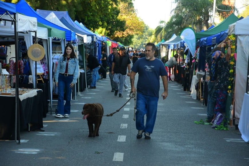 Los fielos este sábado por la Costanera santafesina. Crédito: Guillermo Di Salvatore