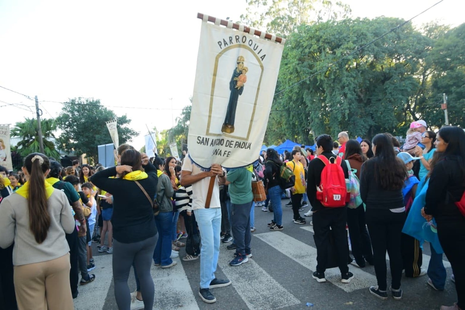 Los fielos este sábado por la Costanera santafesina.