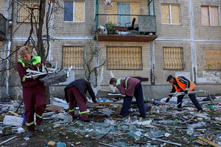Communal workers clean an area at a site of an apartment building hit by a yesterday's Russian missile and drone strike, amid Russia's attack on Ukraine, in Kyiv, Ukraine April 17, 2026. REUTERS/Anatolii Stepanov