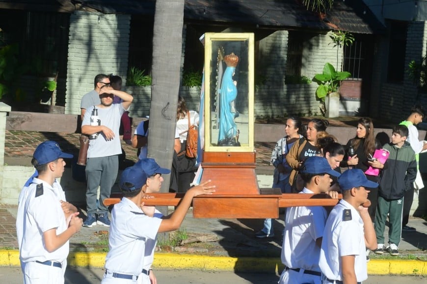 Los fielos este sábado por la Costanera santafesina. Crédito: Guillermo Di Salvatore