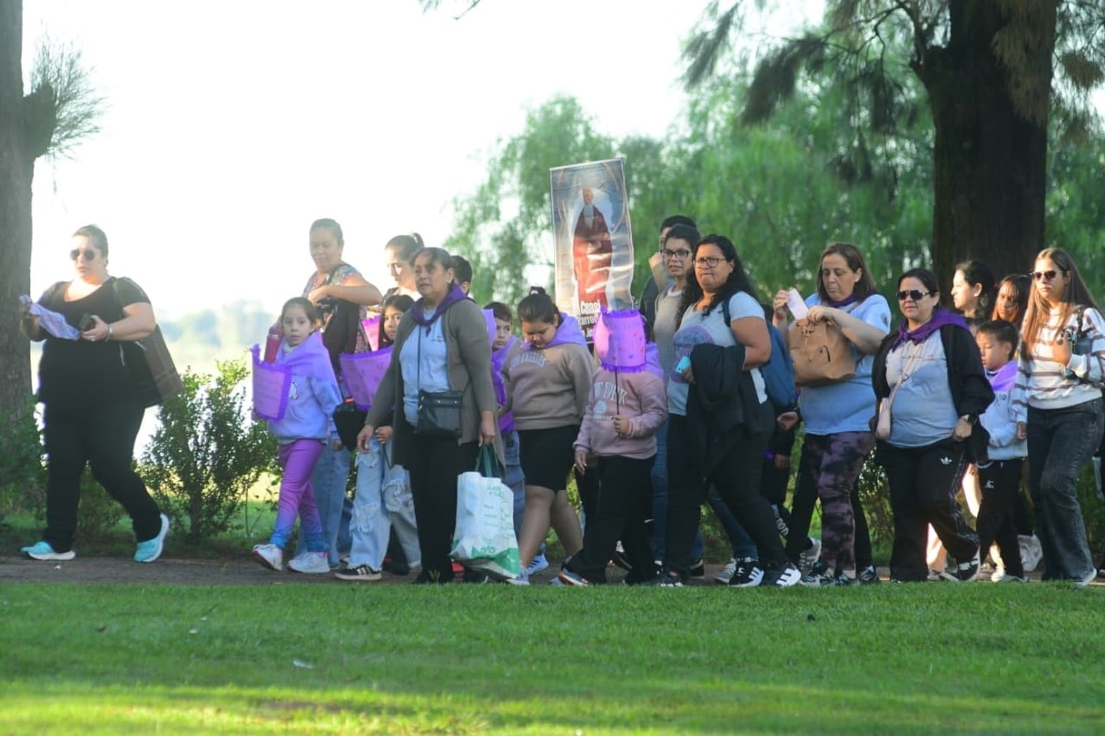 Los fielos este sábado por la Costanera santafesina.