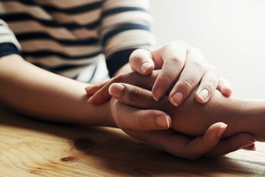 Padres, educadores, agentes de salud y comunicadores debemos reaprender la sagrada capacidad de la escucha activa. Escuchar no es solo oír palabras; es alojar el misterio del joven sin juzgarlo, es crear un espacio donde su vulnerabilidad no sea un arma en su contra, sino el punto de partida para su crecimiento.