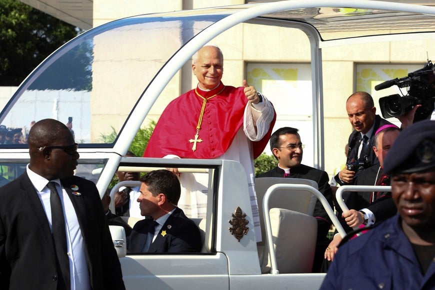 Pope Leo XIV gestures to people as he begins his apostolic journey to Angola, in Luanda, Angola, April 18, 2026. REUTERS/Cesar Muginga