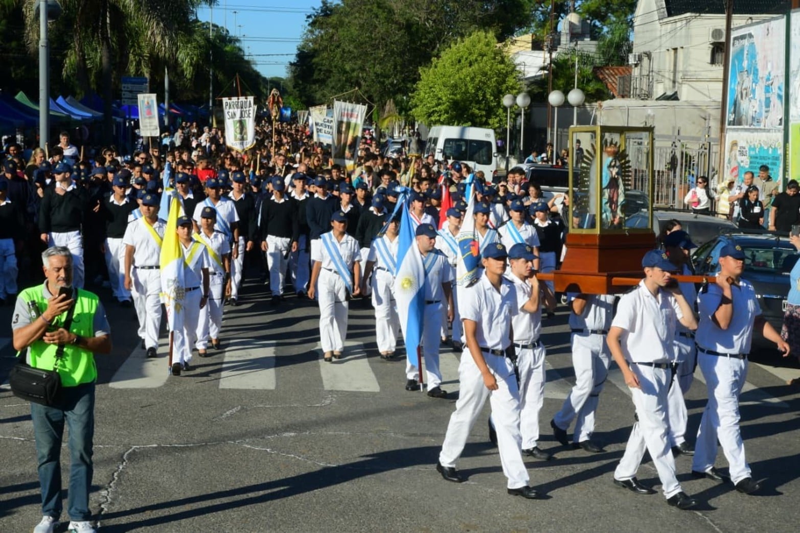 Los fielos este sábado por la Costanera santafesina.