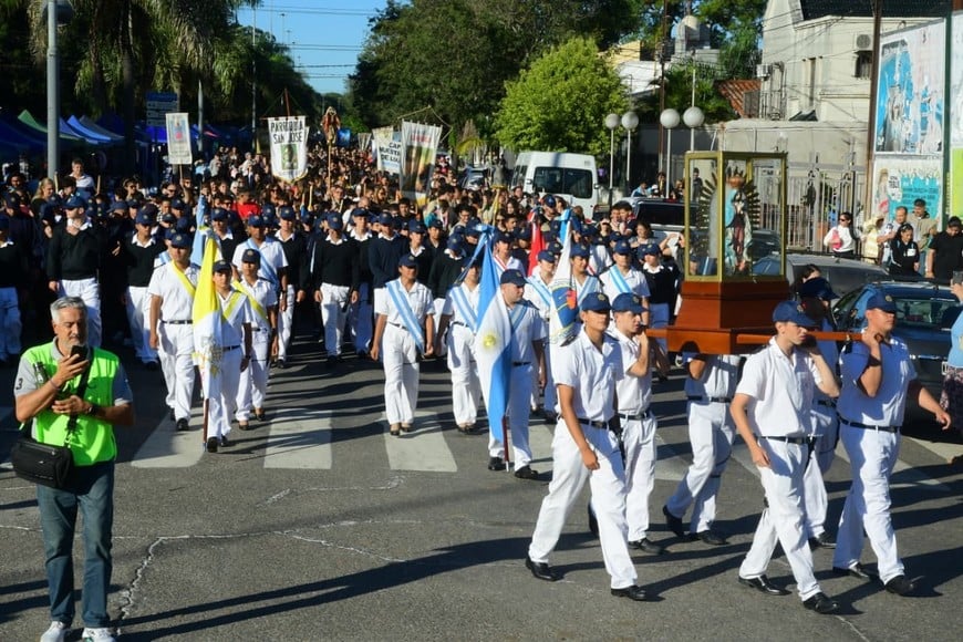 Los fielos este sábado por la Costanera santafesina. Crédito: Guillermo Di Salvatore