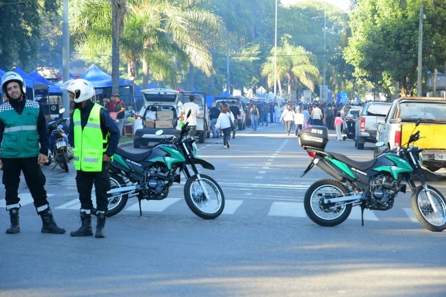 Los fielos este sábado por la Costanera santafesina. Crédito: Guillermo Di Salvatore
