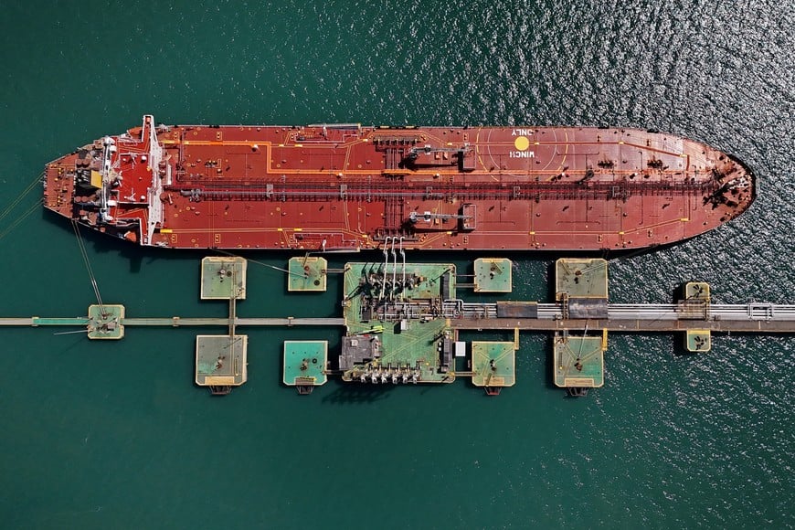 A drone view shows an oil tanker at Petrobras distribution terminal operated by Transpetro, a Petrobras subsidiary responsible for oil and gas transportation in Sao Sebastiao, in the state of Sao Paulo, Brazil, April 17, 2026. REUTERS/Amanda Perobelli     TPX IMAGES OF THE DAY