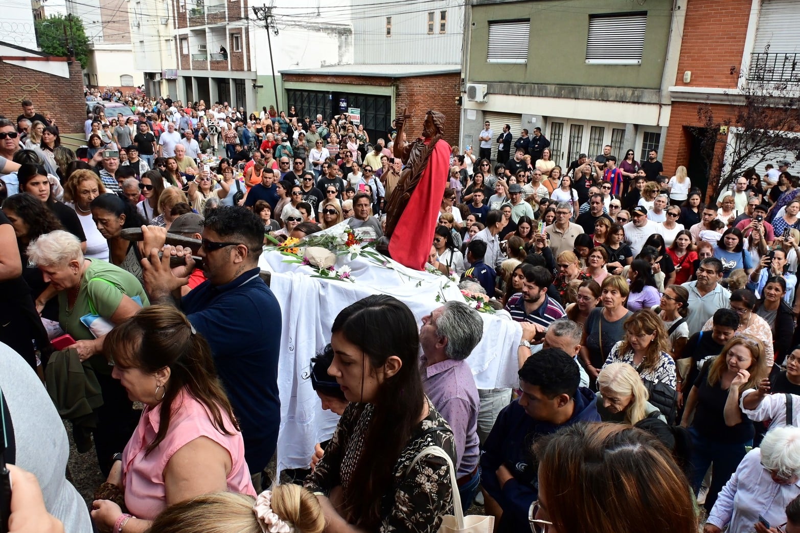 En Santa Fe y en todo el país, fieles se acercan a iglesias, capillas y altares para pedir o agradecer a San Expedito