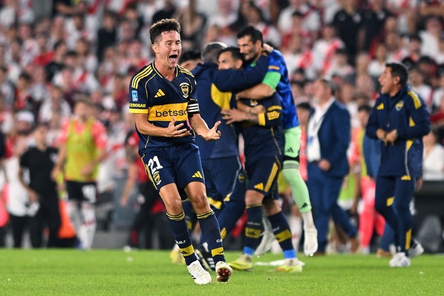Soccer Football - Argentina Primera Division - Torneo Apertura - River Plate v Boca Juniors - Estadio Mas Monumental, Buenos Aires, Argentina - April 19, 2026
Boca Juniors' Ander Herrera celebrates after the match REUTERS/Rodrigo Valle