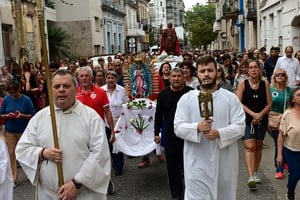En Santa Fe y en todo el país, fieles se acercan a iglesias, capillas y altares para pedir o agradecer a San Expedito