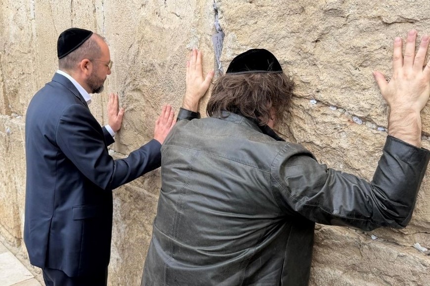 Milei durante su visita al Muro de los Lamentos, en el inicio de su tercera gira oficial por Israel.