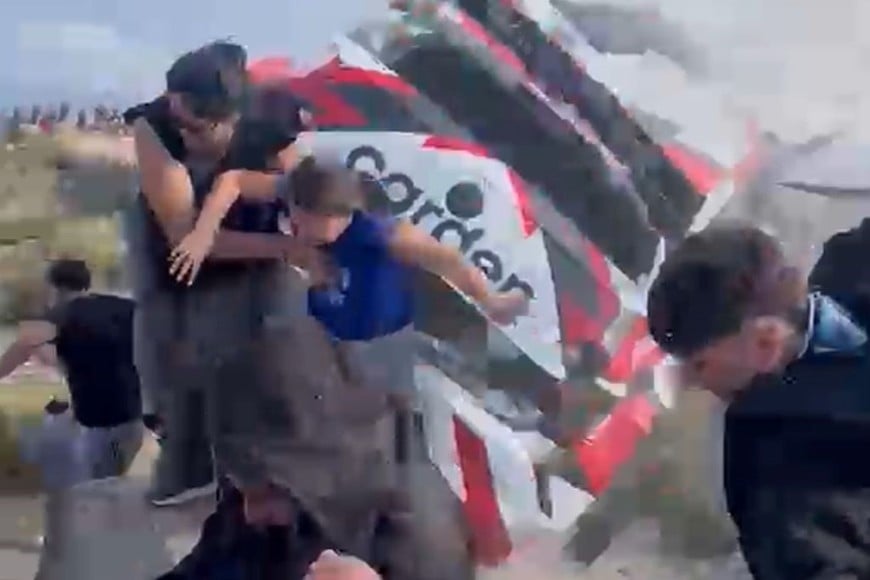 Equipos de rescate y asistencia médica trabajaron durante varios minutos en el lugar del siniestro.