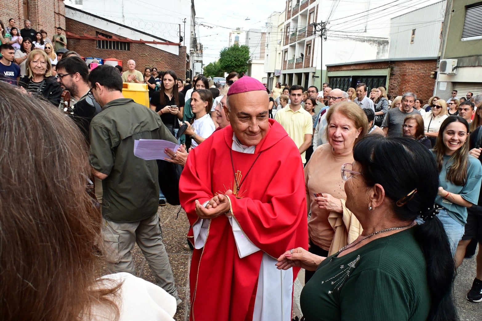 En Santa Fe y en todo el país, fieles se acercan a iglesias, capillas y altares para pedir o agradecer a San Expedito