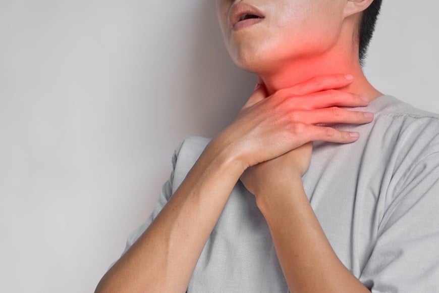 La molestia inicial derivó en tos y sensación de obstrucción, acompañadas por una progresiva dificultad para respirar.