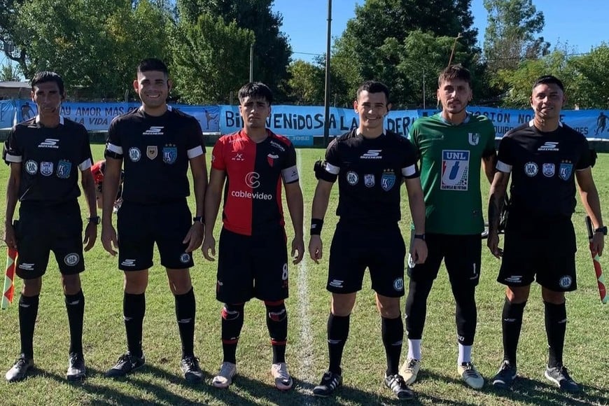 Capitanes de Colón y UNL y los árbitros. Gentileza: Prensa Colón.