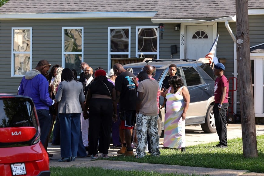 Community and family members gather after children, with ages ranging from 1 to 14, were killed in a mass shooting incident described as domestic violence, in Shreveport, Louisiana, U.S. April 19, 2026.  REUTERS/Kevin Bartram