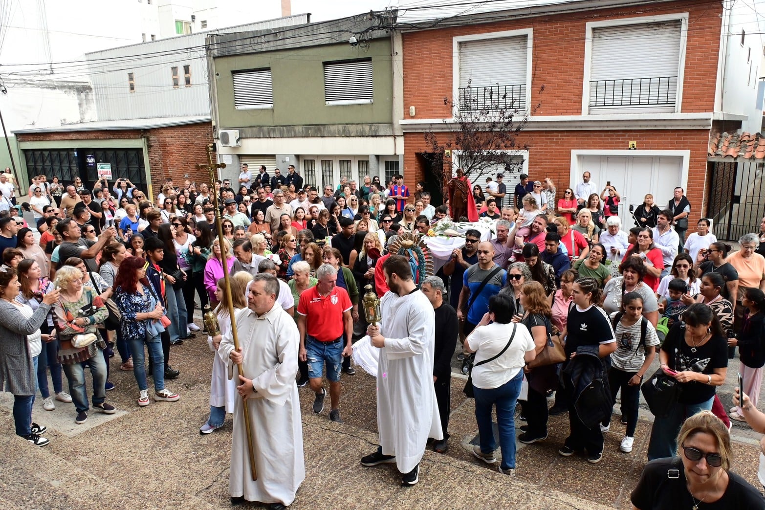 En Santa Fe y en todo el país, fieles se acercan a iglesias, capillas y altares para pedir o agradecer a San Expedito